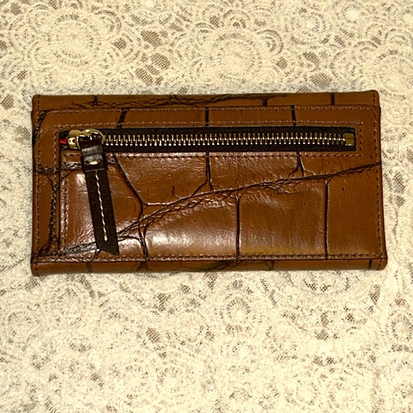 Gorgeous Dooney & Bourke Wallet - Picture 2 of 8